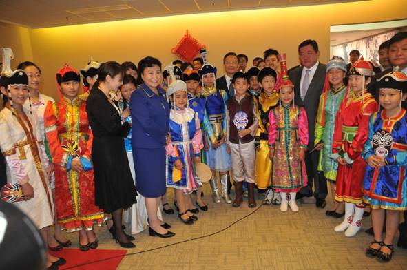 2010年6月2日,温家宝总理访问蒙古国,与表演中国京剧的外国学生和中国接待人员合影(左二为李娜).jpg